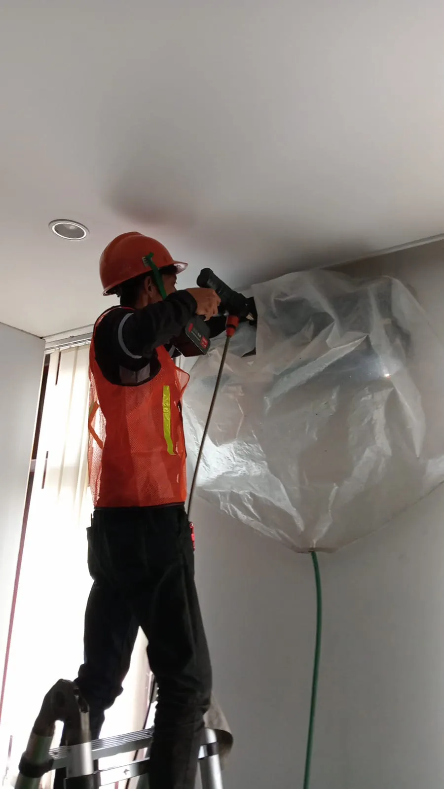 Pembersihan filter AC ruang tindakan