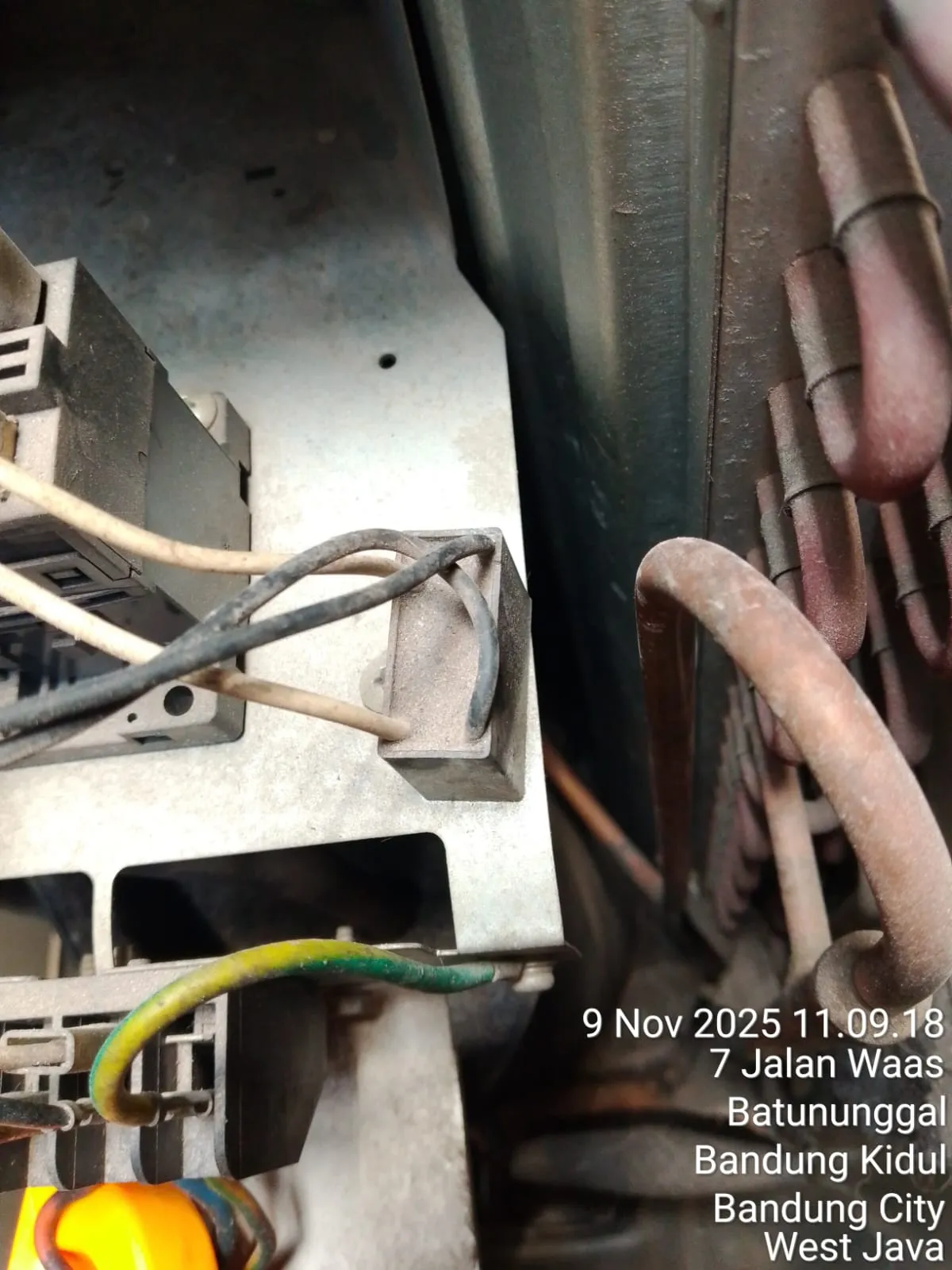 Servis AC outdoor unit