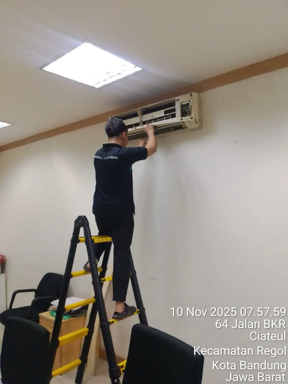 Servis AC outdoor unit